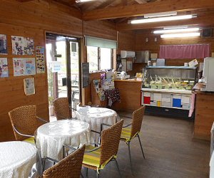 山小屋のような店内