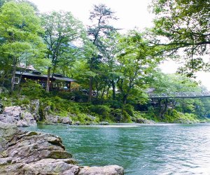 多摩川上流の清冽な流れに臨む好立地