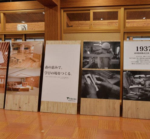多摩産材の家具を学校に